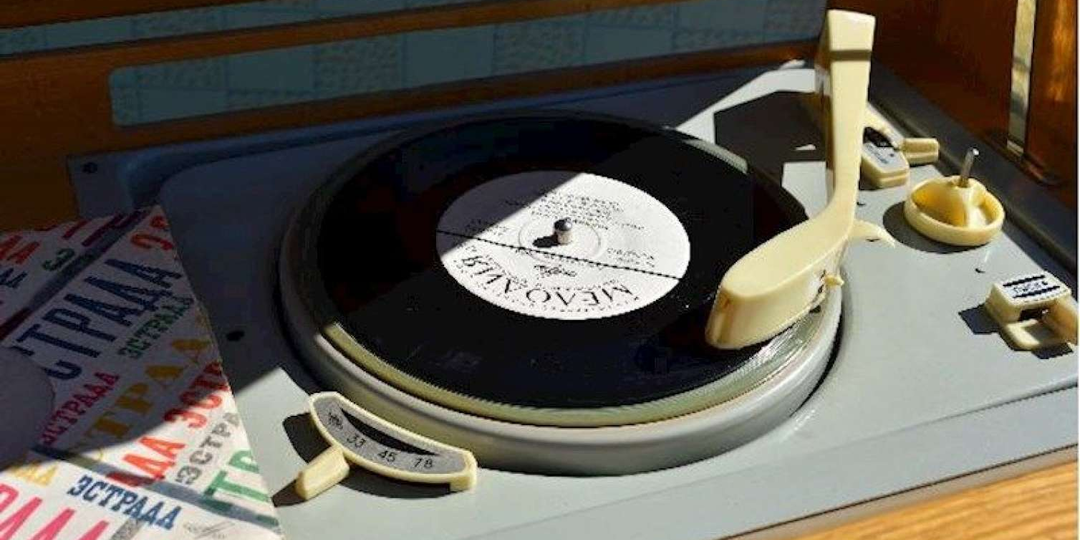 «Мелодия» возвращает винил спустя четверть века: культовый лейбл снова выпускает пластинки – и все благодаря зумерам