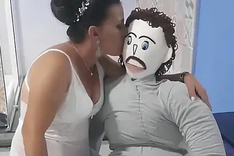    Mujer se casó con muñeco de trapo y tienen tres hijos / Instagram: @meirivone_santinha