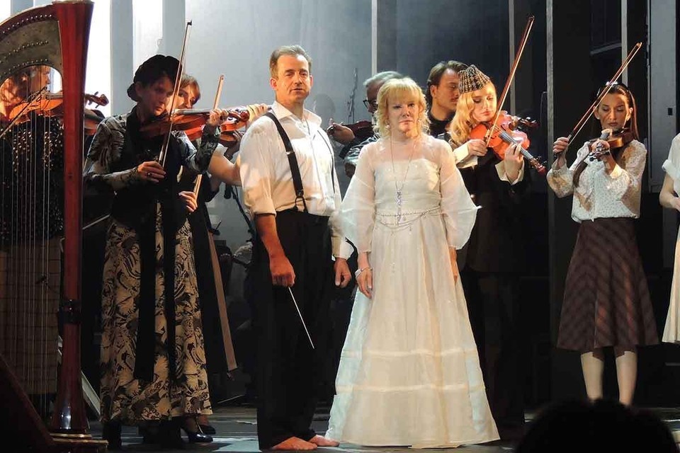    Сцена из спектакля «Репетиция оркестра». Анастасия ПЛЕШАКОВА