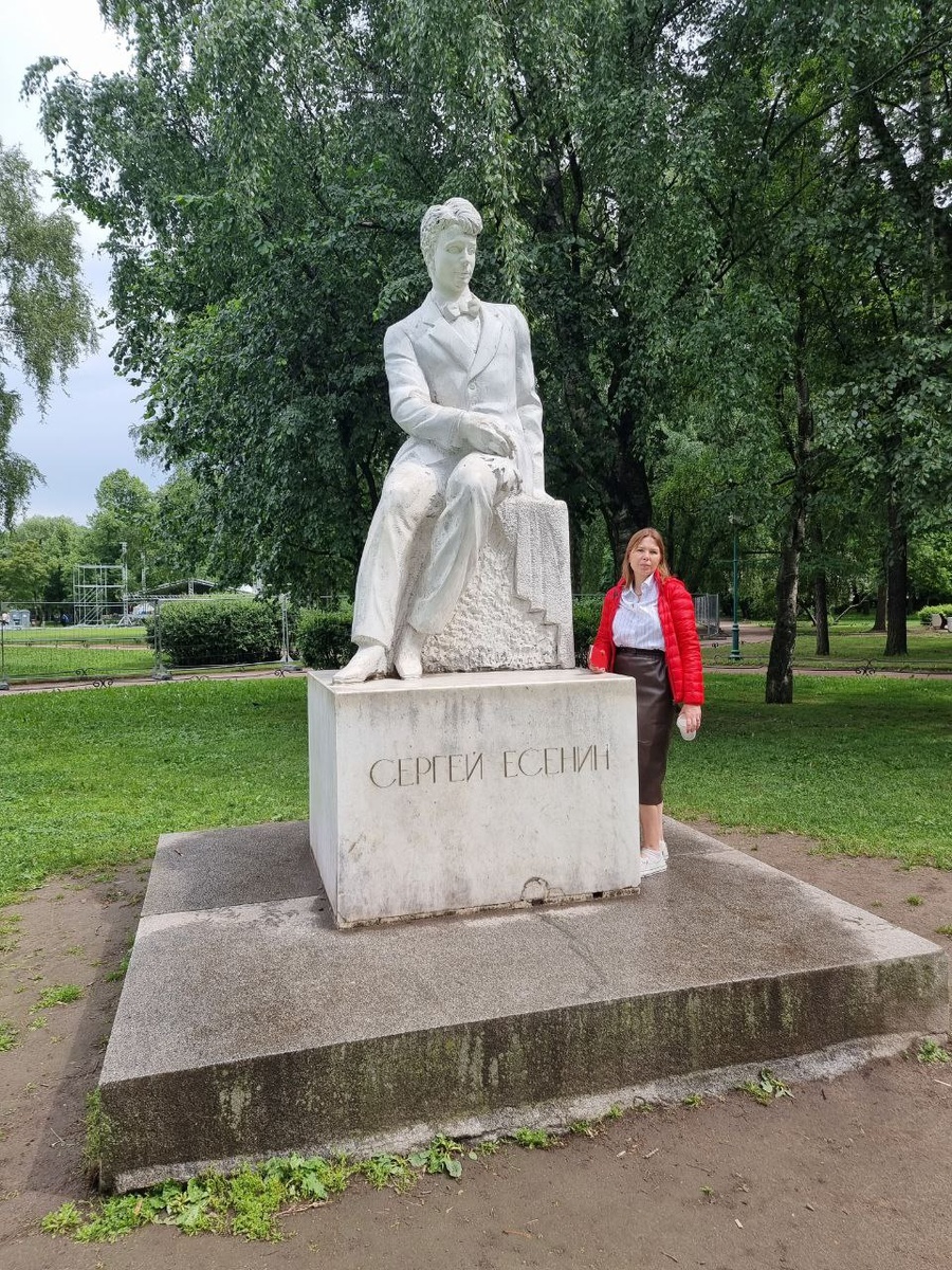 Автор у памятника С.А.Есенину в Санкт-Петербурге