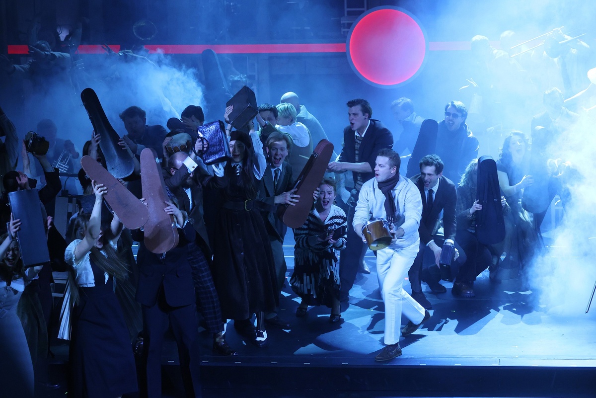    На сцене весь творческий коллектив театра, не говоря о полном наборе музыкальных инструментов. / Сергей Куксин/РГ