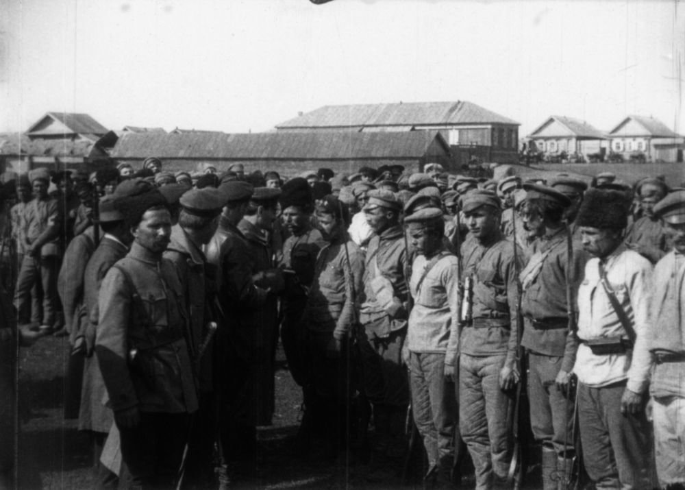 Чапаев на переднем плане, Троцкий вручает награды 