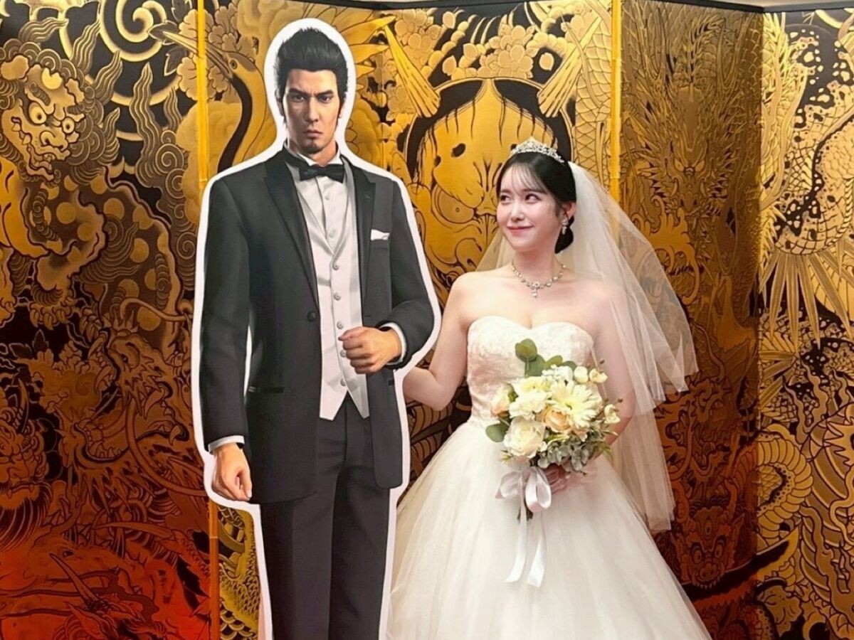    Японка «вышла замуж» за картонного главного героя серии Yakuza. Брак одобрила сама SEGA