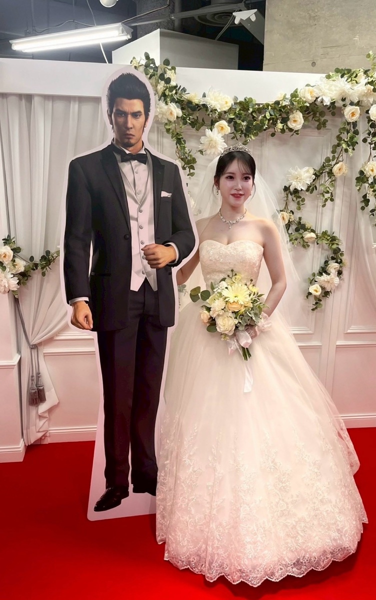    Японка «вышла замуж» за картонного главного героя серии Yakuza. Брак одобрила сама SEGA