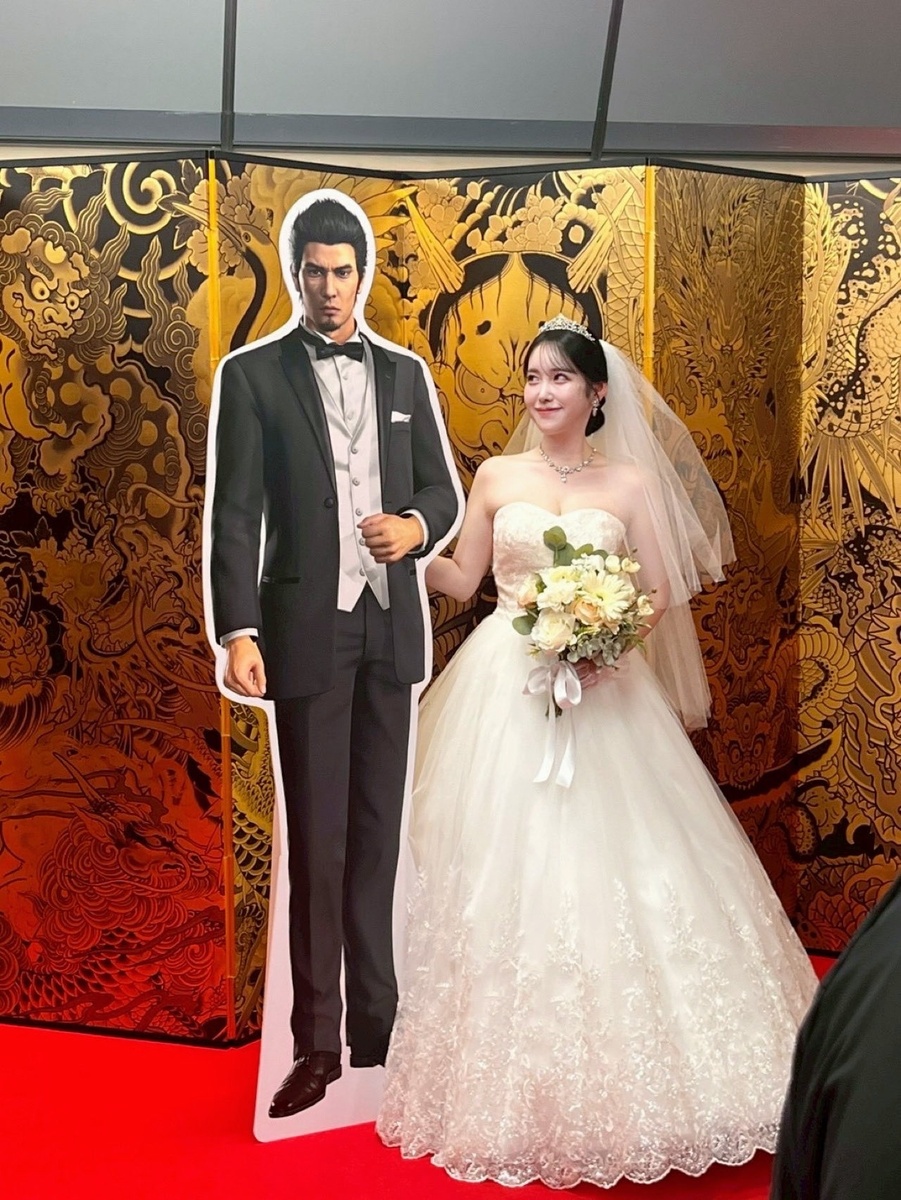    Японка «вышла замуж» за картонного главного героя серии Yakuza. Брак одобрила сама SEGA
