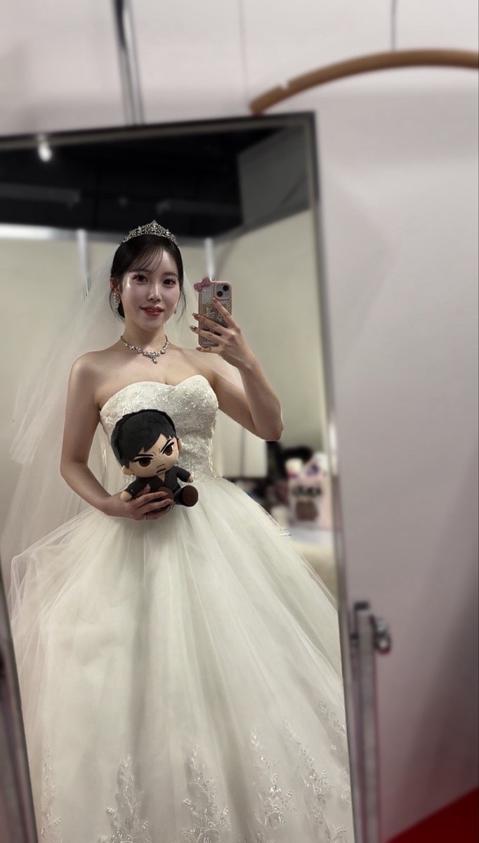    Японка «вышла замуж» за картонного главного героя серии Yakuza. Брак одобрила сама SEGA