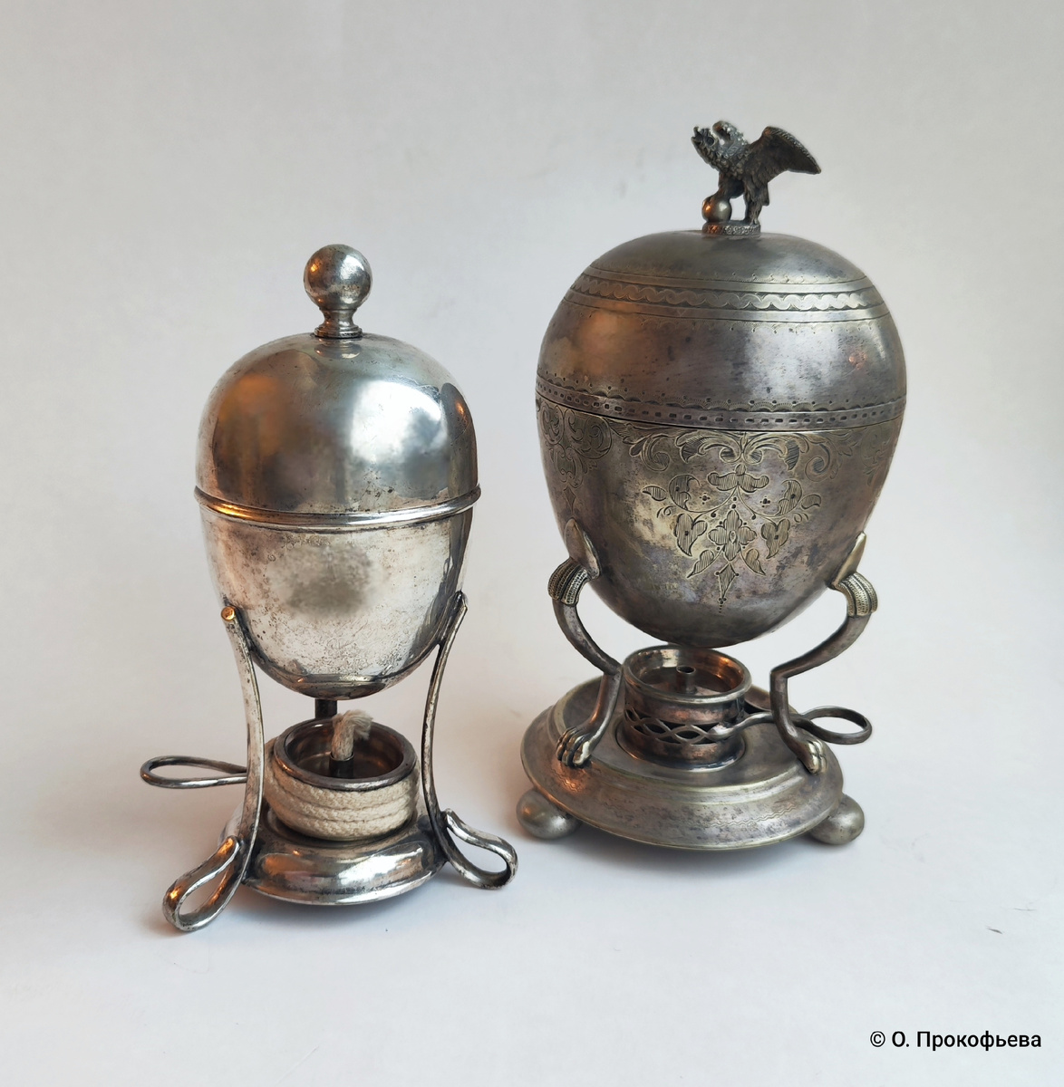 Старинные яйцеварки. Слева: На одно яйцо от Lee&Wigfull; справа: на четыре яйца от Browett Ashberry