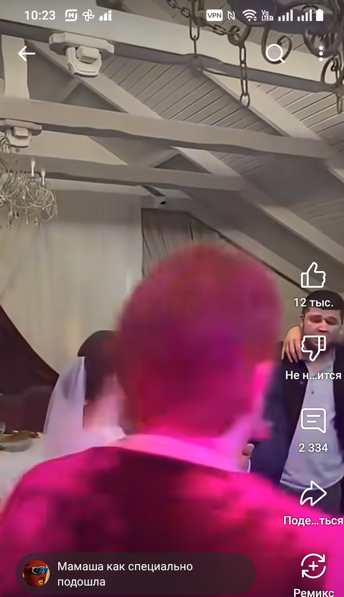 Вот габариты-то. И яркость наряда и прически тоже о многом говорят.