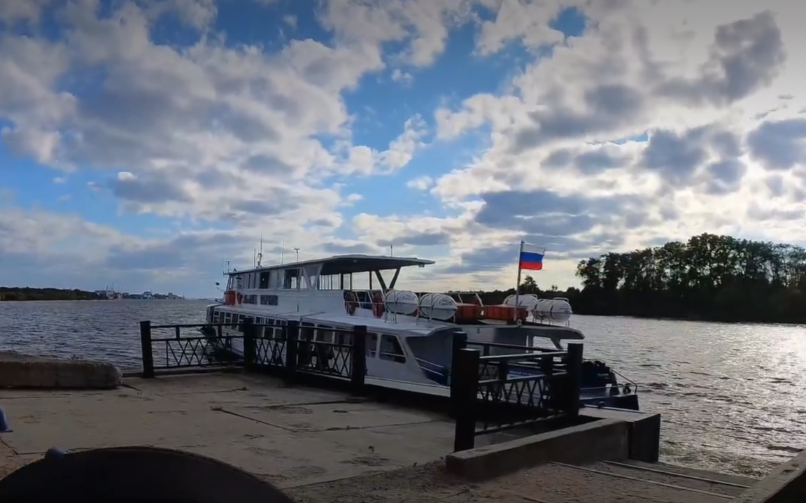 Речной трамвай на переправе Лесозавод №22 - Лесозавод №23. Как назло ни одной моей фотки переправы не получилось и привожу чужую сентября 2025 г.