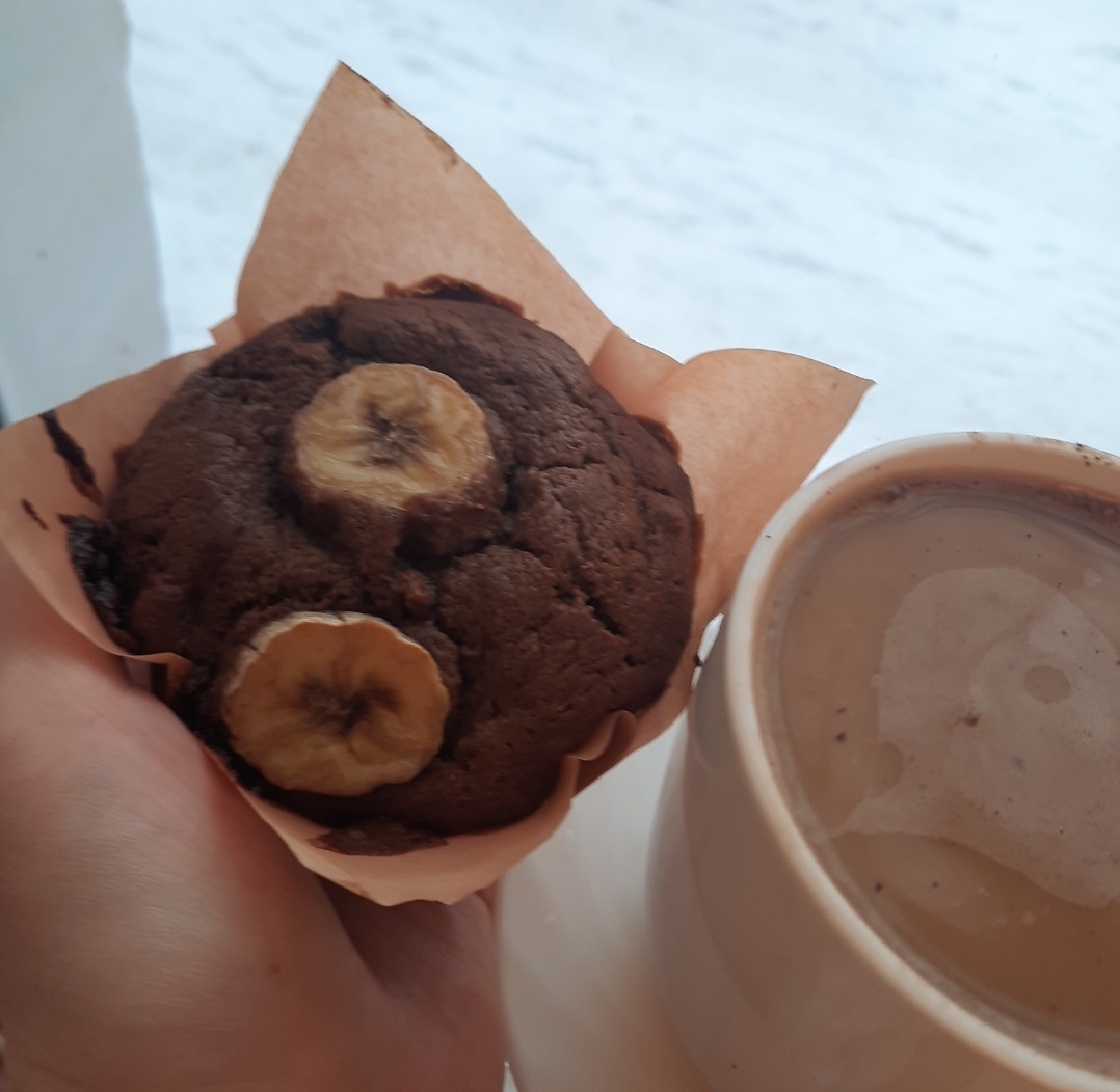 С утра лакомлюсь вкусными кексами с кофе 😍