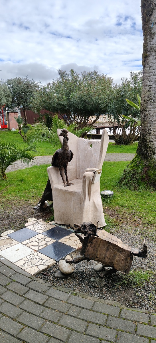 Но, увидев с удачного ракурса их ( павлина и собачку), сняла перчатки 