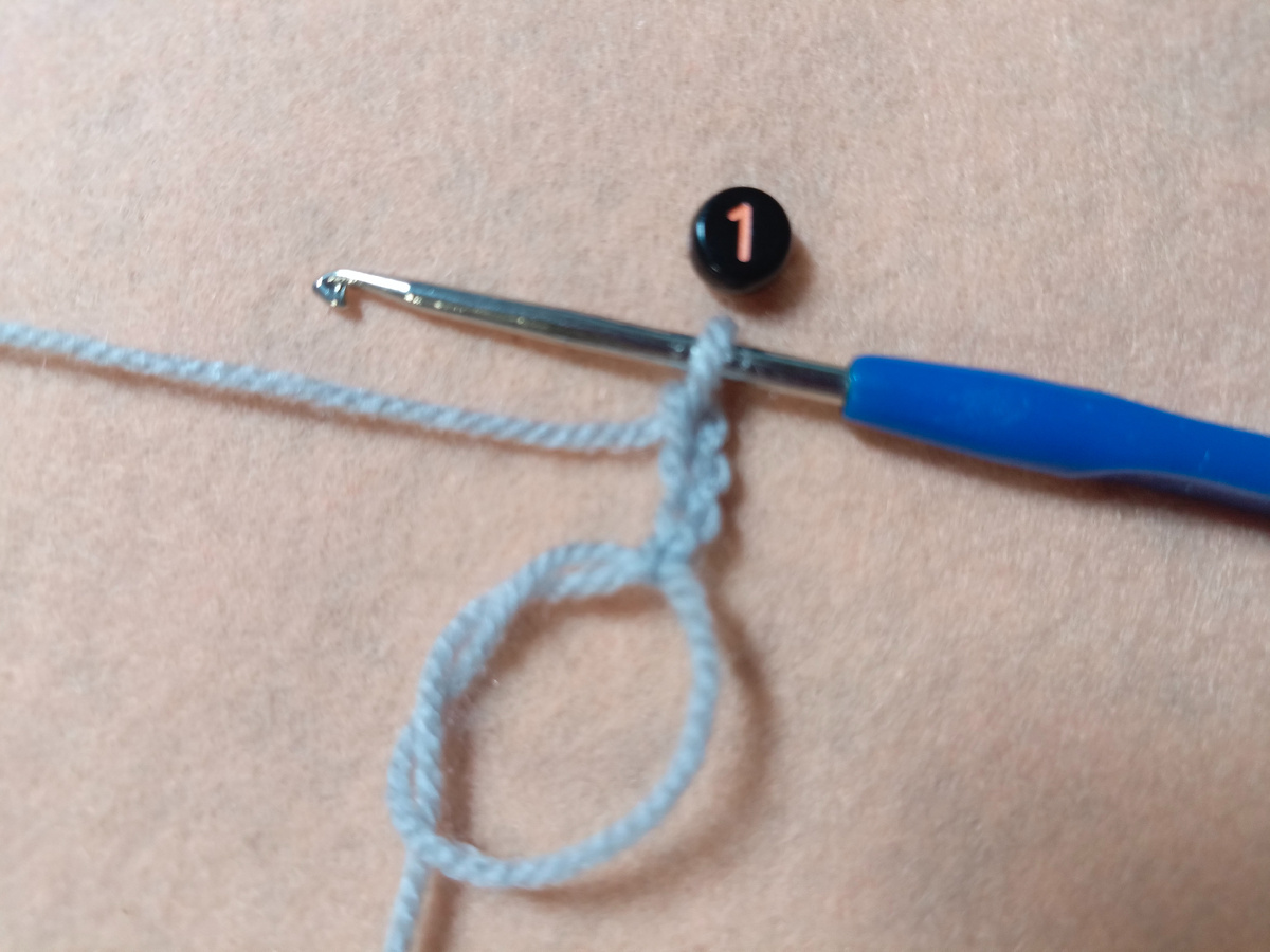 В петлю вяжу 3 воздушные петли.