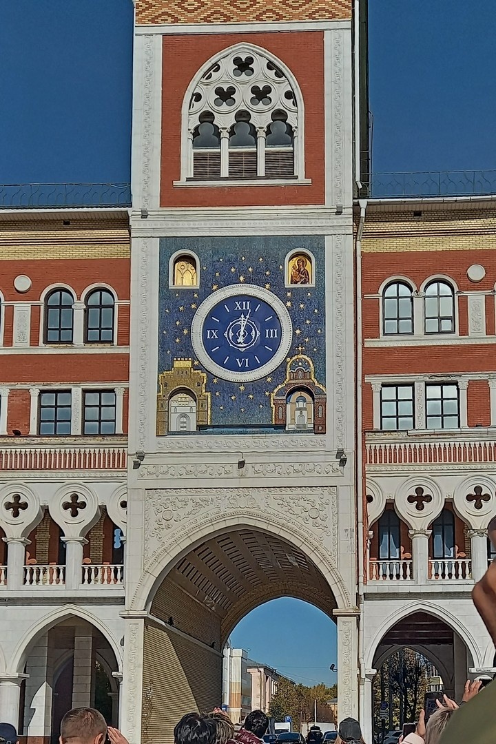 Фото автора. Явление иконы. Окончание динамической скульптурной композиции