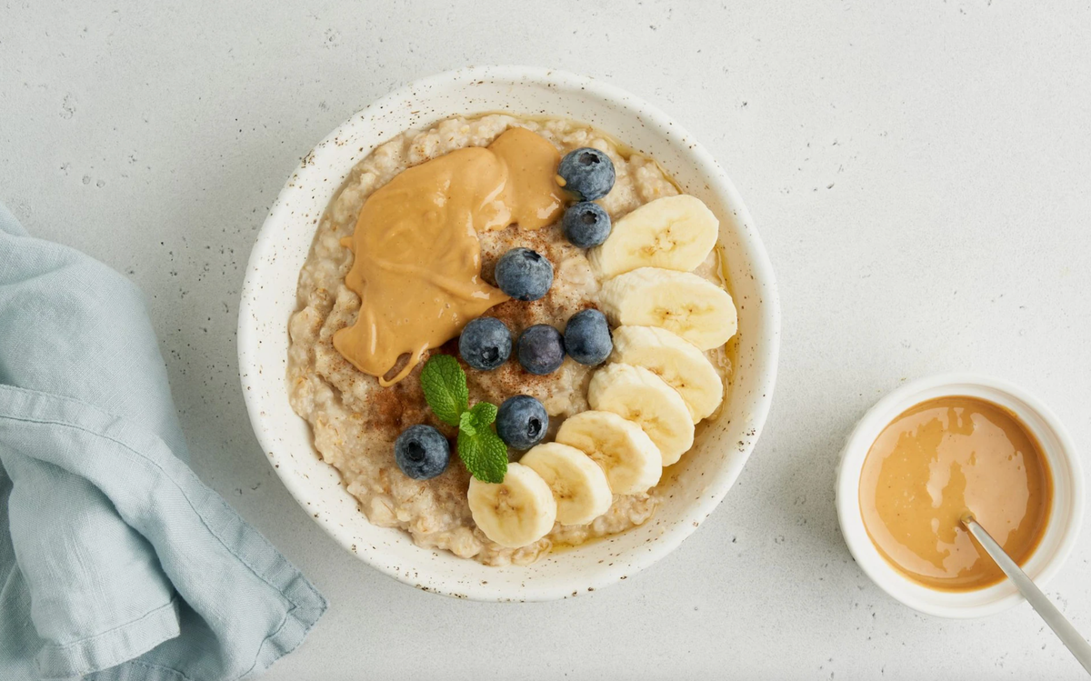 Нет ничего полезнее, чем овсяные хлопья, порезанные на кусочки, с добавлением фруктов и полезных жиров, например, арахисового масла © Moment RF