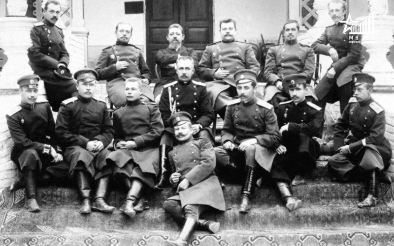 Снесарев в центер фото.