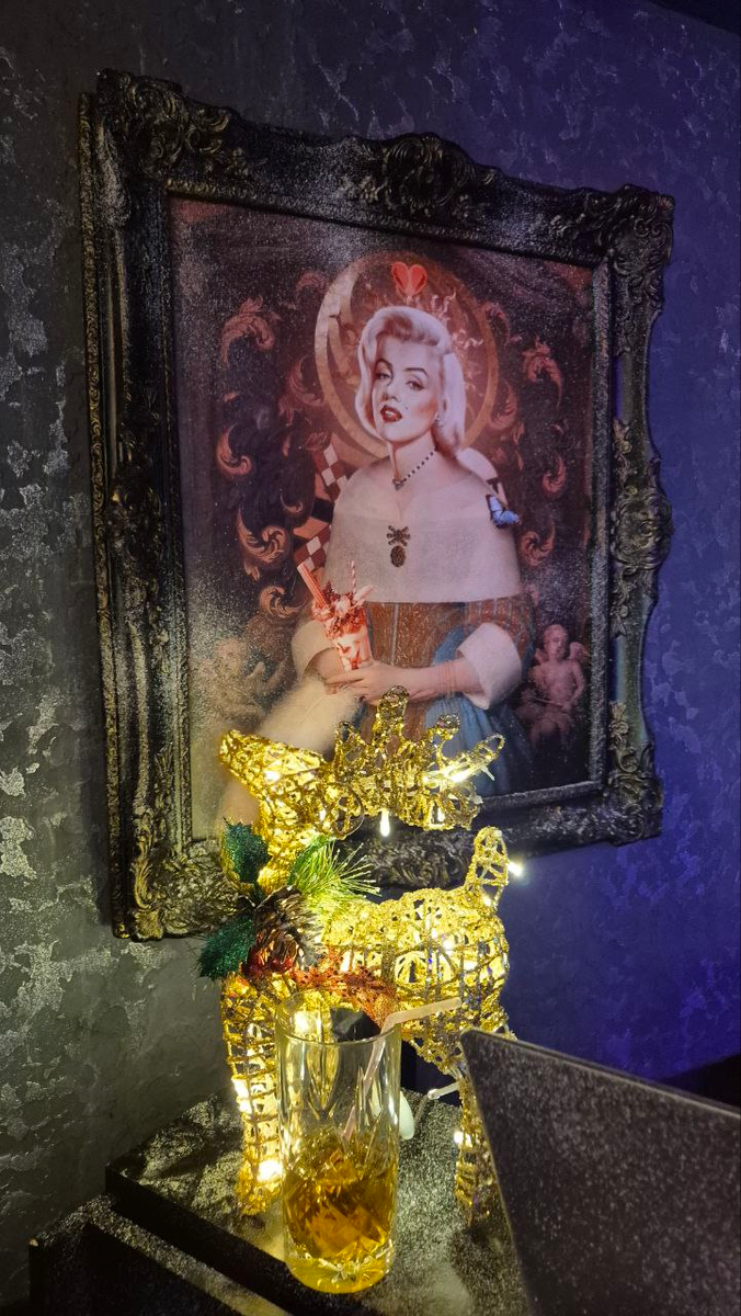 Сфотографировала на выходе из клуба: олень с Св. Норма Джин:)