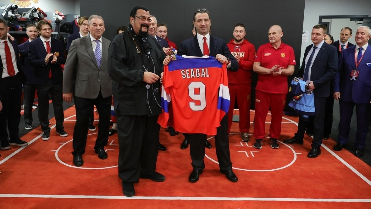    Стивен Сигал и Роман Ротенберг в раздевалке «России 25».ФХР