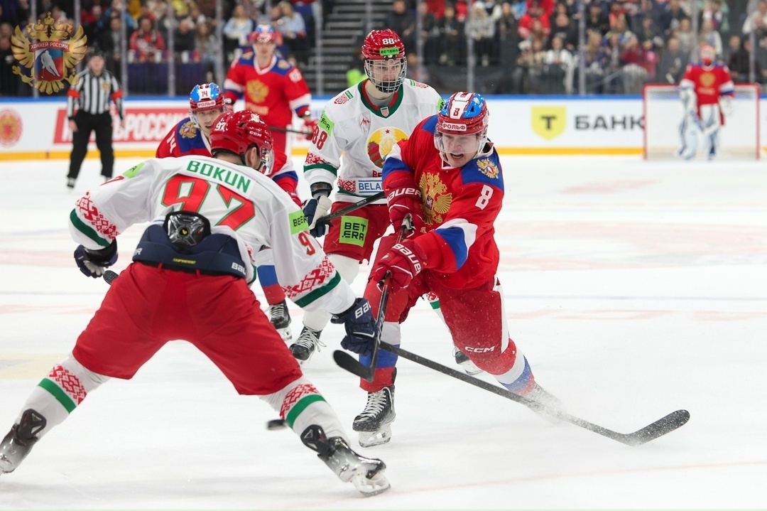    Нападающий «России 25» Роман Канцеров (в красном) в матче против Белоруссии.ФХР