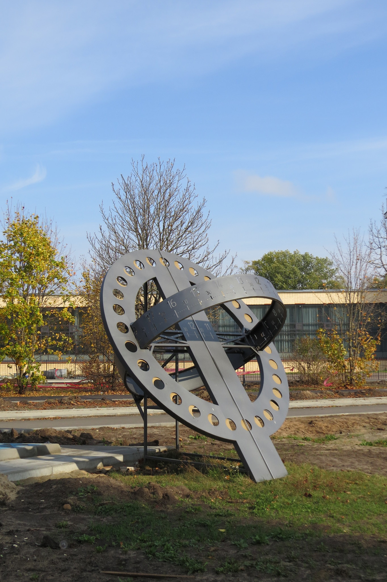 Автор часов – тоже наш скульптор Артемий Родионов, фото отсюда https://content.foto.my.mail.ru/mail/sasin62/61820/h-61932.jpg