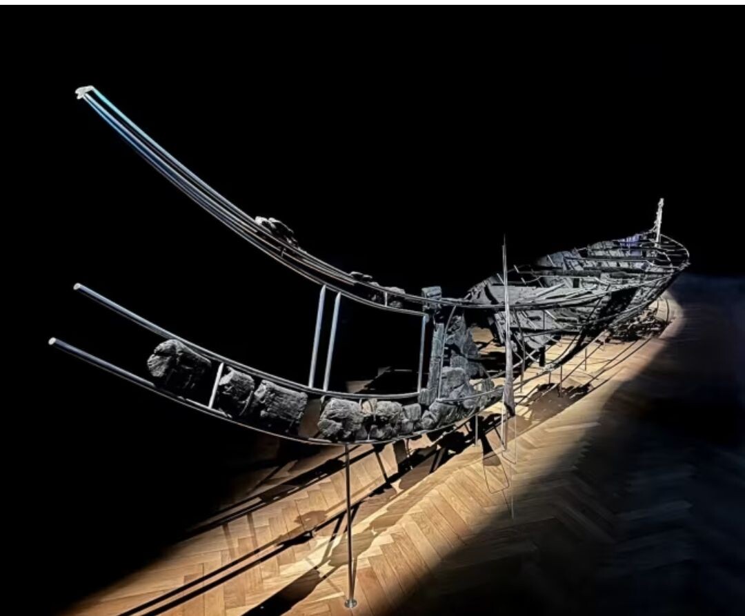 Обнаруженная в 1920-х годах 2400-летняя лодка Хьортспринг выставлена ​​в Национальном музее Дании. Сахель Ганджи/Лундский университ