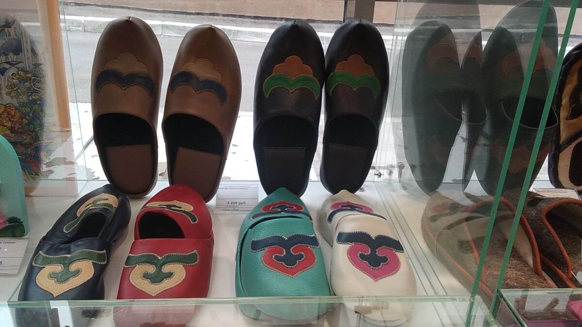Можете начать с татарских тапочек