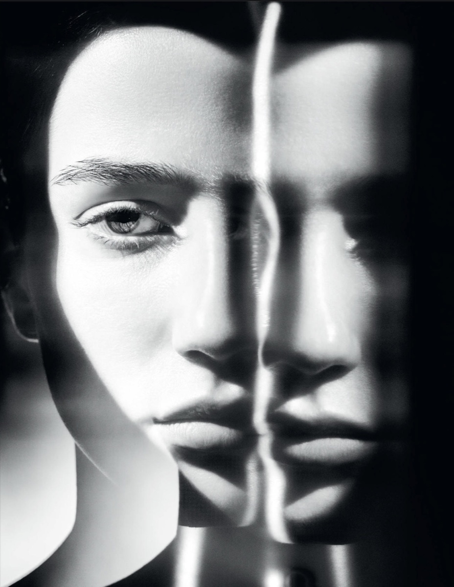 VOGUE Singapore / May 2025. Разворот статьи «A Flash of Sonder» с крупным, почти абстрактным портретом и текстом о реализме в fashion-фотографии