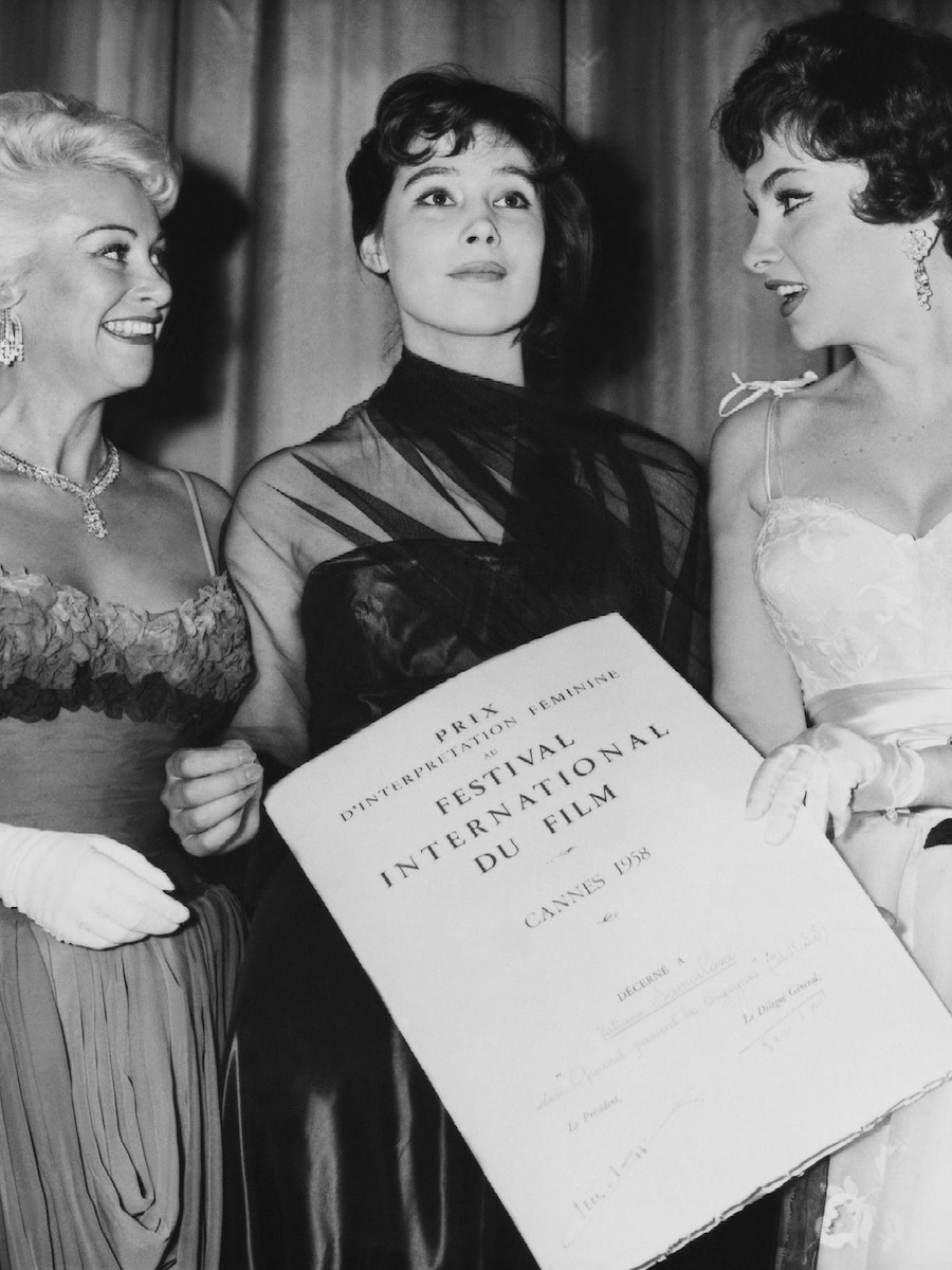 М. Кэрол и Д. Лоллобриджида вручают диплом Золотой пальмовой ветви Т. Самойловой 