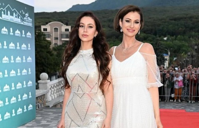 Дочь - копия мамы.