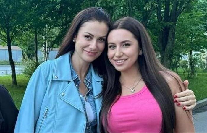 Занимается бизнесом и творчеством.