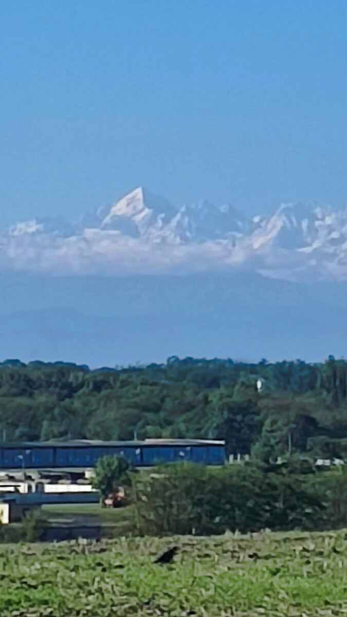 А здесь Кавказский хребет как-бы парит в воздухе.