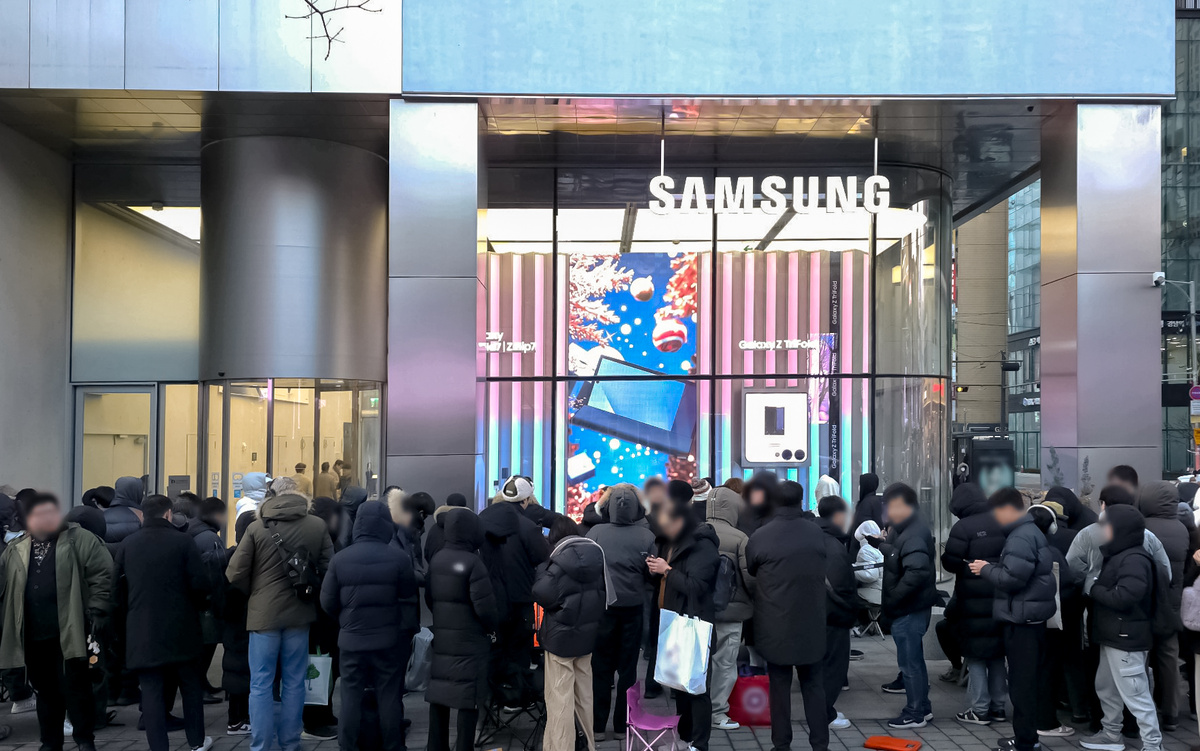 Очередь за Galaxy Z TriFold | Автор фото: Yoolim Lee