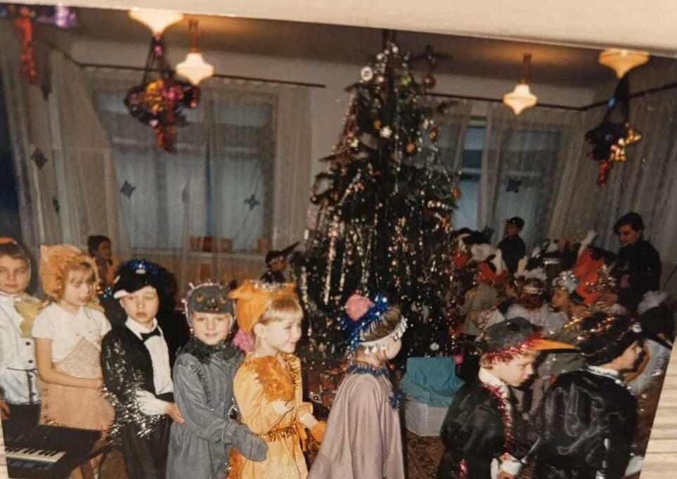 Дети водят хоровод вокруг новогодней ёлки (иллюстрация из открытых источников)