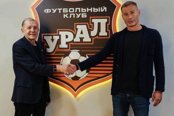 Григорий Иванов представил Василия Березуцкого в качестве главного тренера "Урала". Фото ФК "Урал" 