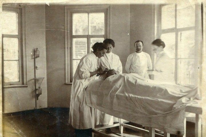 Операция в земской больнице. Козьмодемьянск, Казанская губерния. 1910. https://ru.pinterest.com/