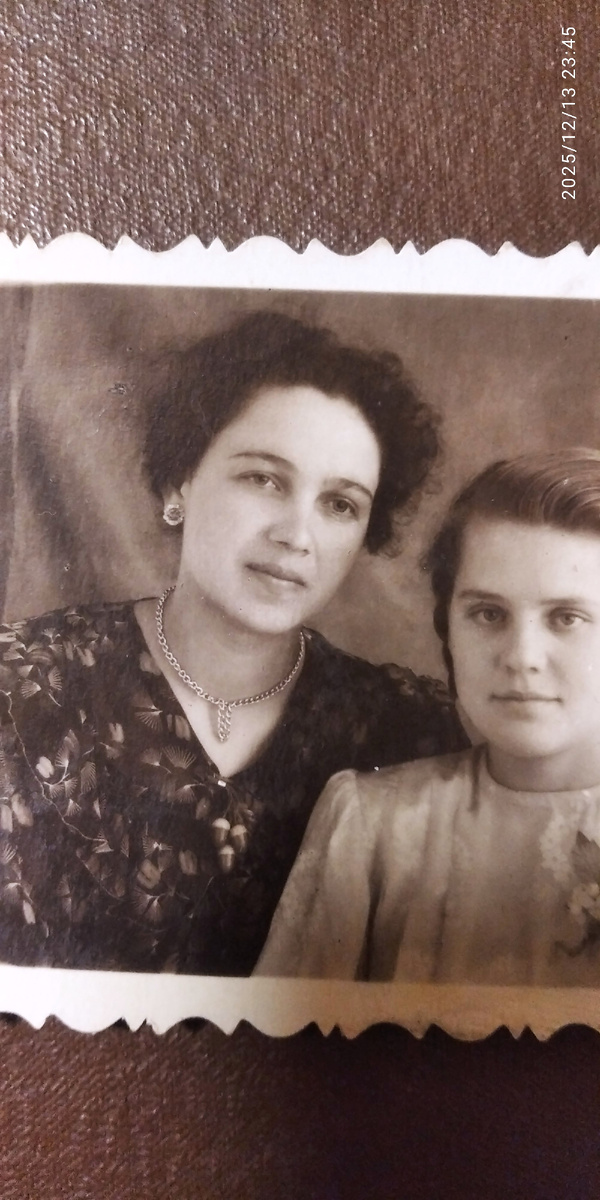 Мама с подругой Катей. Катя ещё жива и бодра. Ей 88 лет.