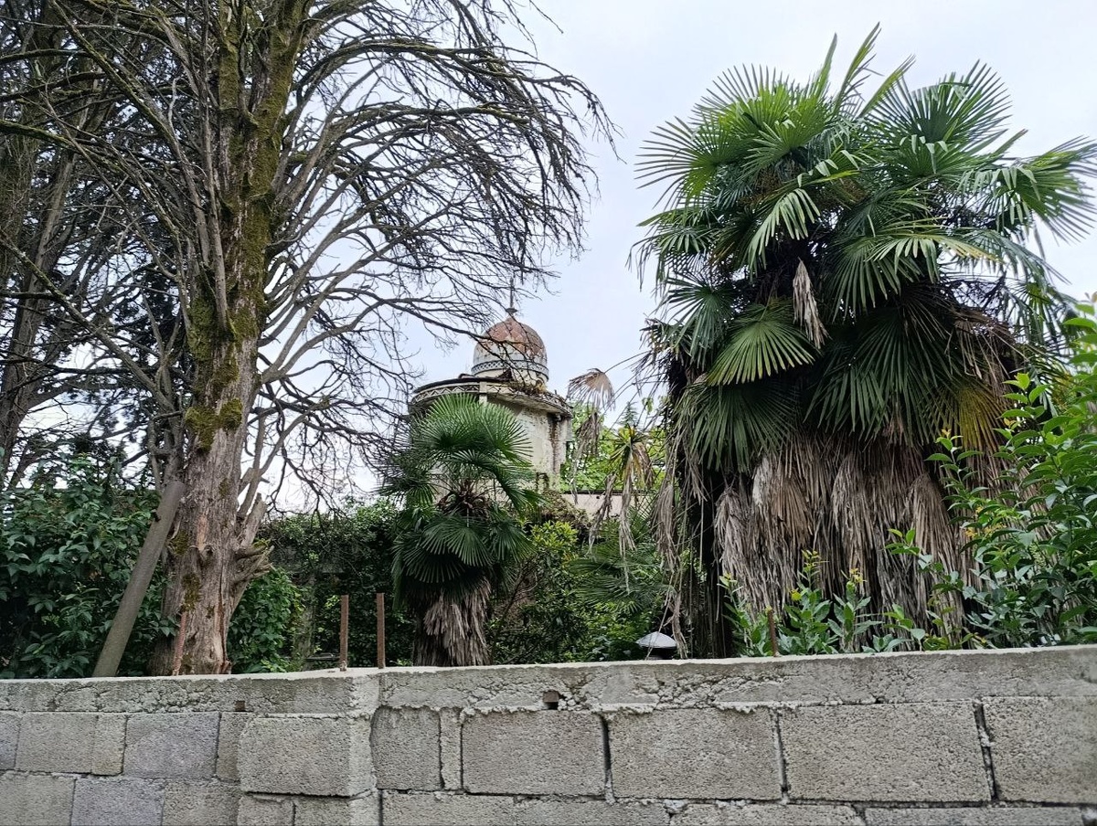 Это чья-то заброшенная вилла на улице Гора Баграта. Когда-то здесь был санаторий, позже собирались члены Союза писателей. В народе нередко называется замком "Тысяча и одна ночь". Сейчас в аварийном состоянии.