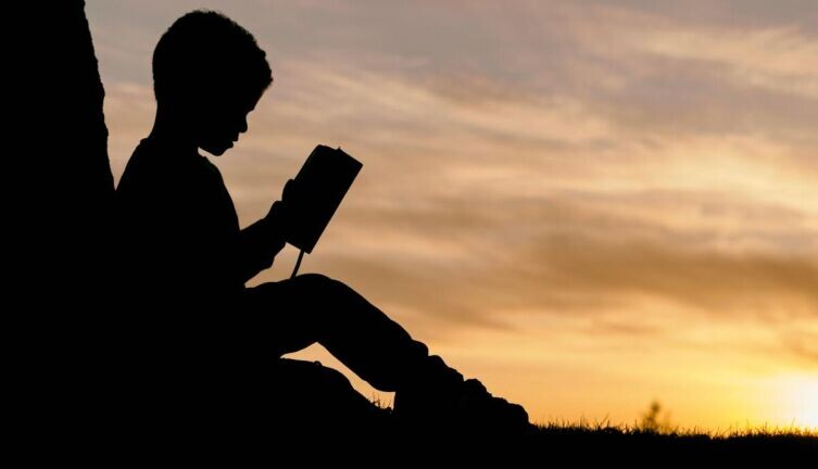    В чем различие между умом и мудростью в представлении первоклассника? Фото: Aaron Burden on Unsplash