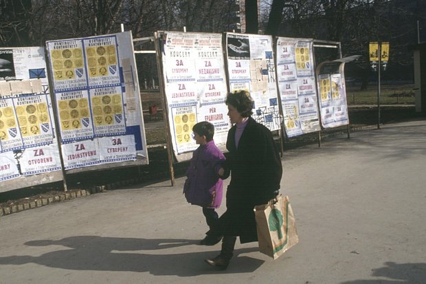    Информационные щиты с предвыборными плакатами во время референдума о независимости в Сараево, 2 марта 1992 года. Фото: Francoise De Mulder / Getty Images