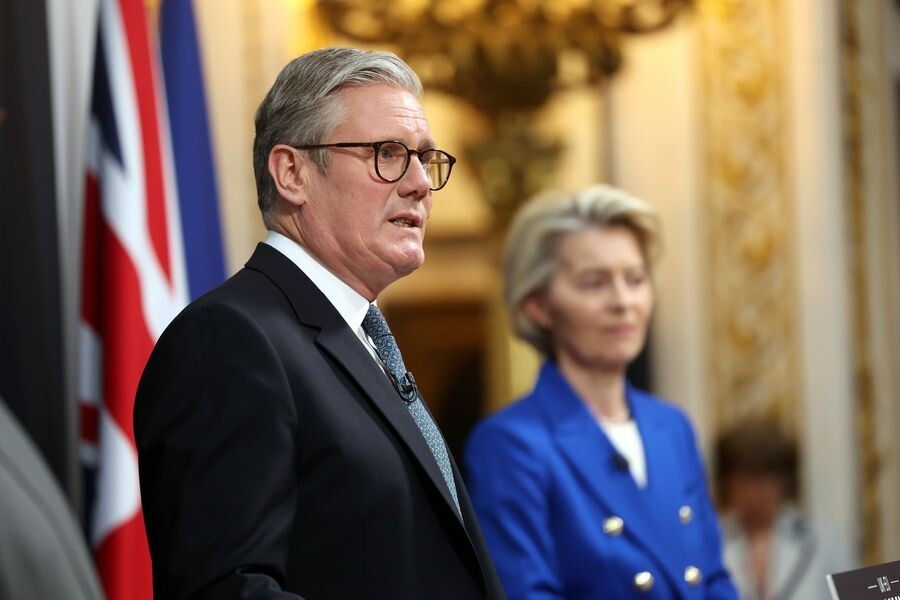    Премьер-министр Великобритании Кир Стармер и председатель Еврокомиссии Урсула фон дер Ляйен / Источник: © NEIL HALL/POOL/EPA/ТАСС