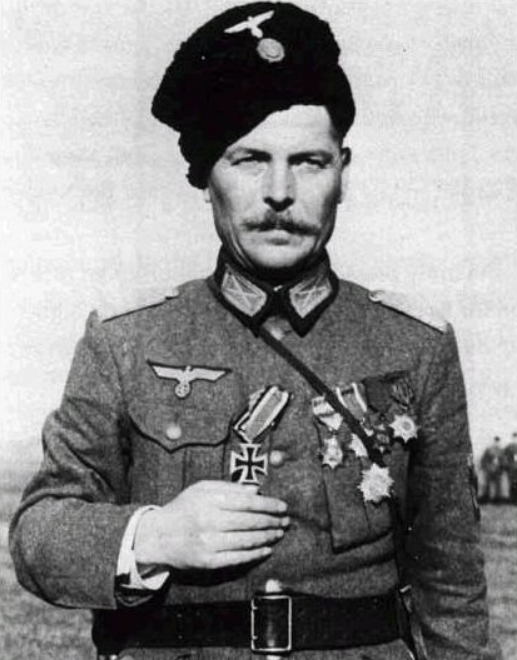 Подполковник И. Н. Кононов позирует после награждения Железным Крестом 2-го класса, Хорватия. Фото из открытых источников