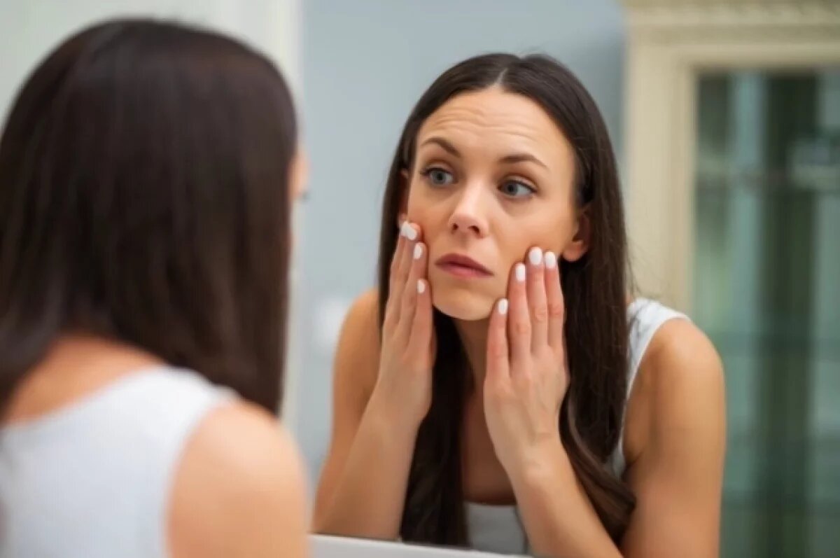    ри длительном нахождении в одном и том же положении, например, на боку или лицом в подушку, формируются заломы.