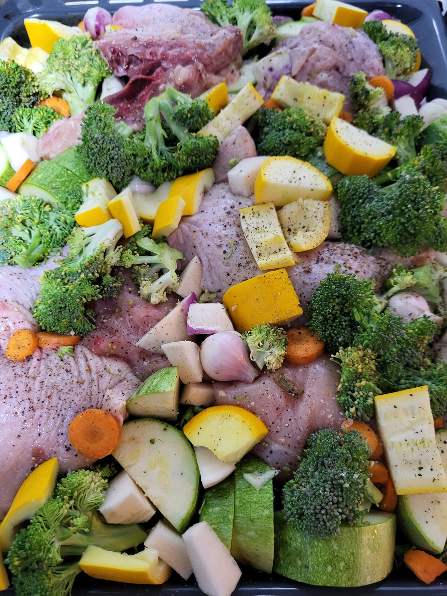 Летний вариант рецепта запеченной курицы с овощами. На год Лошади самый правильный состав. 