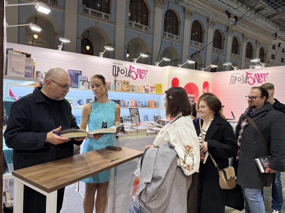 Автограф сессия Алексея Иванова, представившего на выставке новый бестселлер "Невьянская башня".