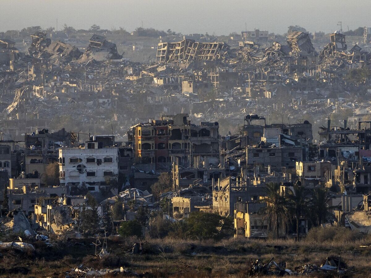    Вид на разрушенные здания в секторе Газа с юга Израиля | © AP Photo / Ariel Schalit