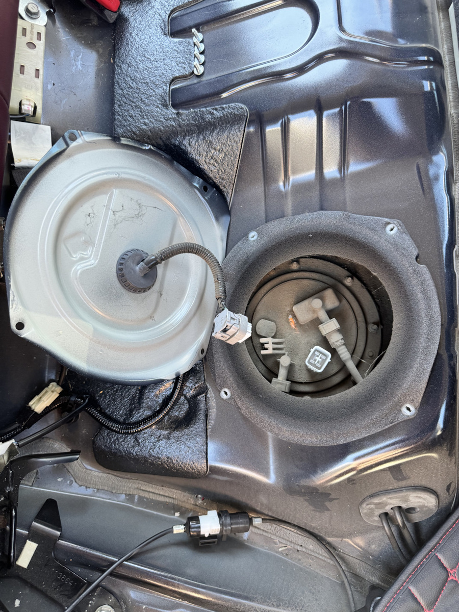 Откручиваем и видим, что сидит не на герметике — а на уплотнителе. Странно для меня. Ну да ладно.