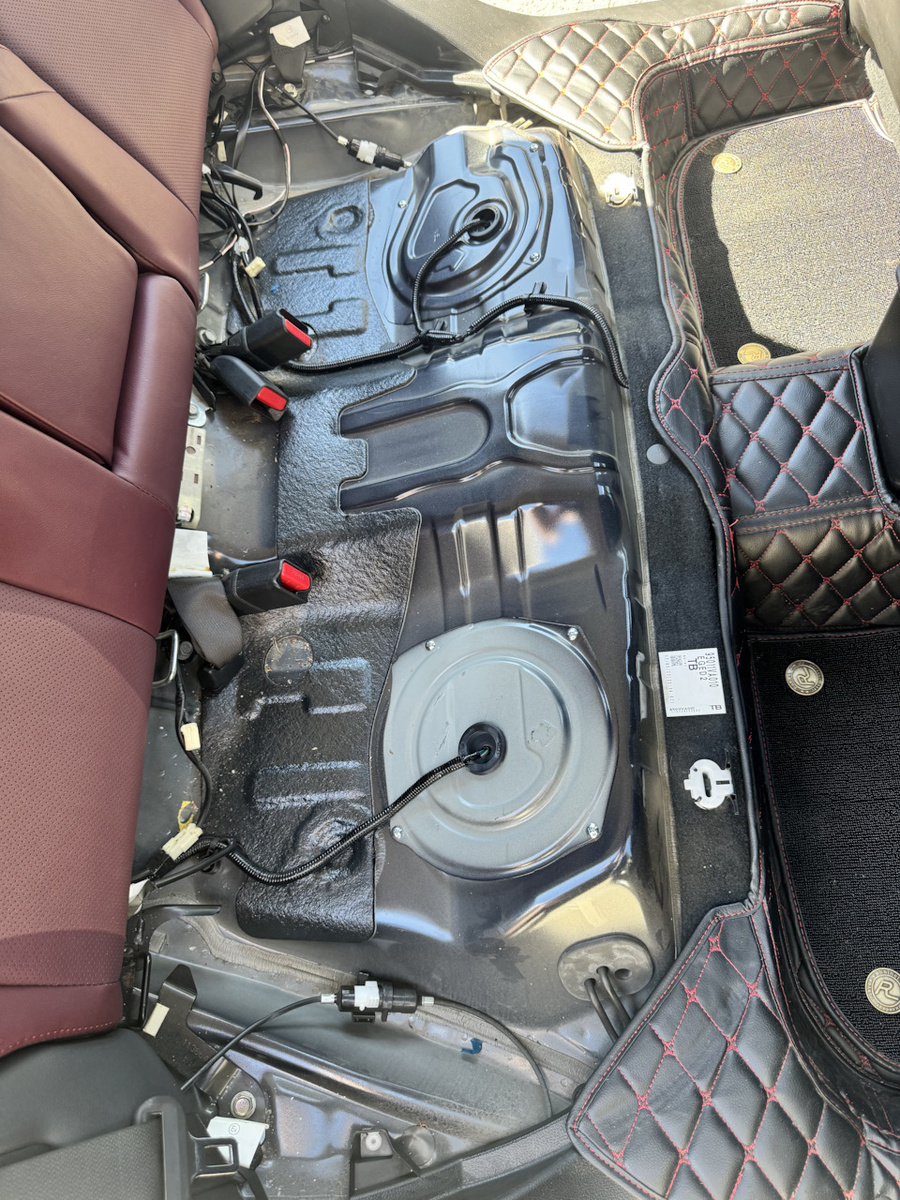 Скидываем сидение дивана и видим крышку бака. Прикрученную и загерметизированную.