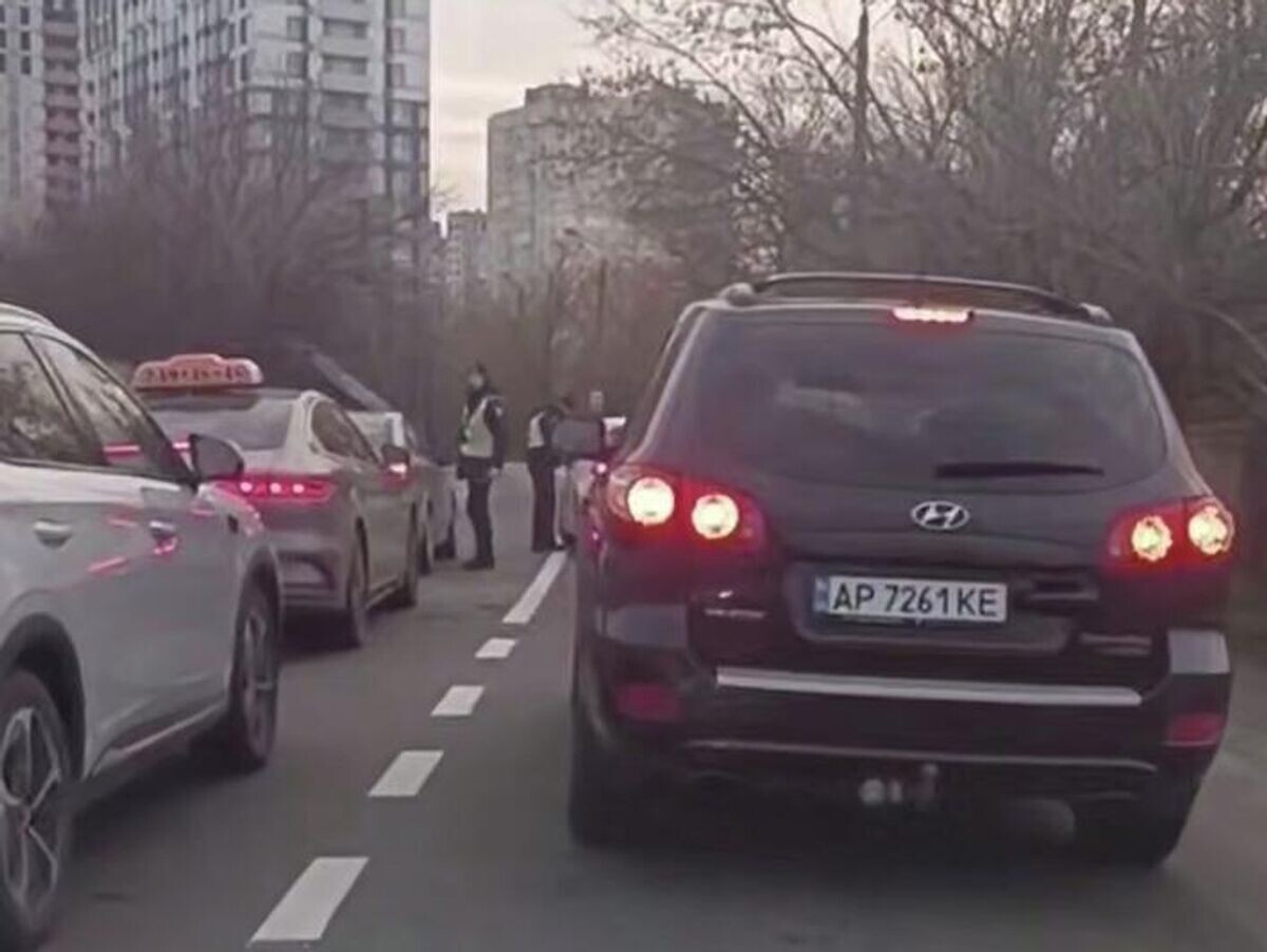    Полиция и ТЦК перекрыли улицу Тепловозную в Киеве для проверки документов у всех водителей. Кадр видео из соцсетей