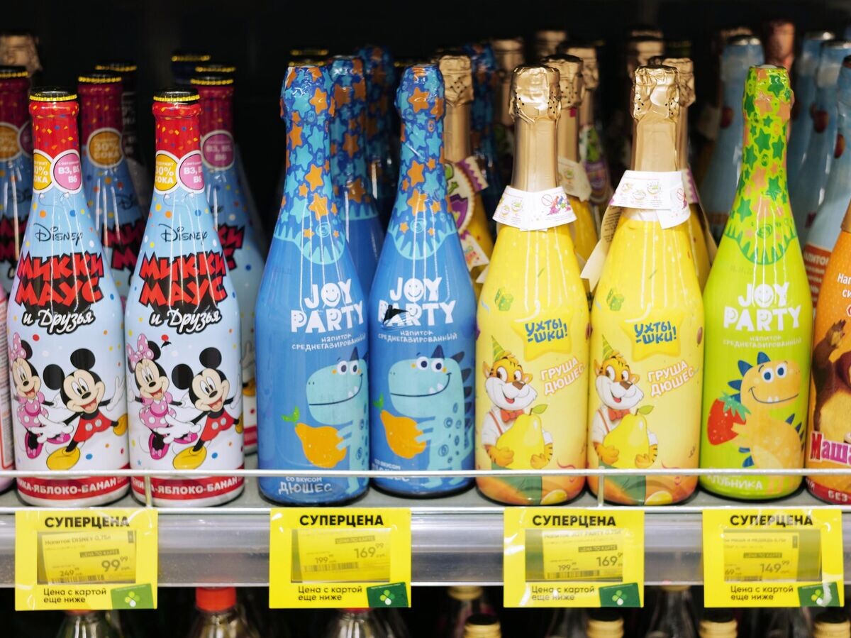    Детское шампанское на полке в магазине | © РИА Новости / Сергей Пятаков