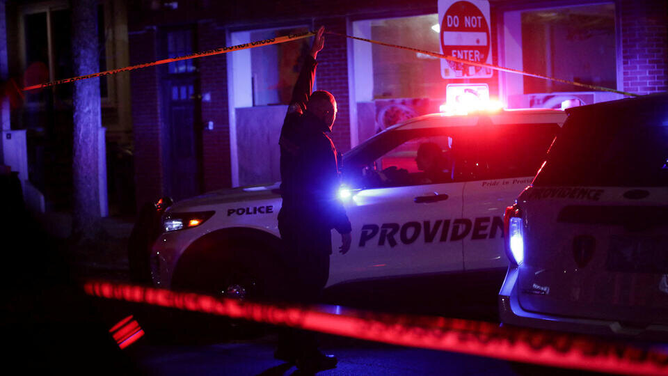     Два человека погибли и восемь ранены в результате стрельбы в Университете Брауна REUTERS/Taylor Coester