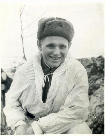 Наводчик станкового пулемета пулеметной роты 24-го гвардейского стрелкового полка (ранее 205-й) 10-й гвардейской стрелковой дивизии (ранее 52-я стр. дивизия) младший сержант Дубинин Василий Михайлович в маскировочном халате. Герой Советского Союза.